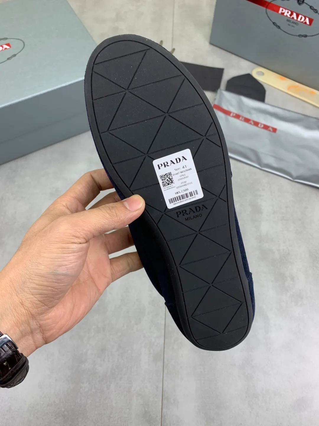 Men's shoes 💰P500💰【New style】hot style is on the official website, 🆘 Trendy brand (Prada) mainly promotes hot style, avant-garde and versatile fashion men's shoes private version mold opening, cowhide surface splicing 1:1 replica... fashionable and simple, original imported cowhide lining cowhide feet; the atmosphere and personality are more fashionable, eye-catching and pursuing class. It will subvert the old idea and be a must-have for fashion trendsetters with you! Must keep it for yourself! Tall and comfortable, large and low, high-end quality workmanship. Size: 38-44; 6️⃣colors available.